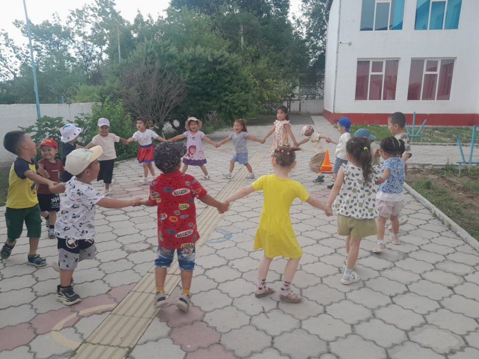 "Күншуақ" ересек тобының серуен кезіндегі суреттері.